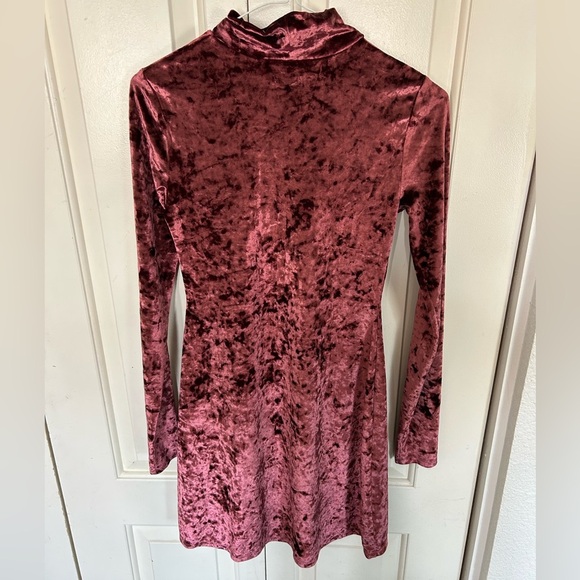 Kimchi Blue Dress Red Wine Crushed Velvet Mock Neck Mini Dress size XS - Picture 3 of 10